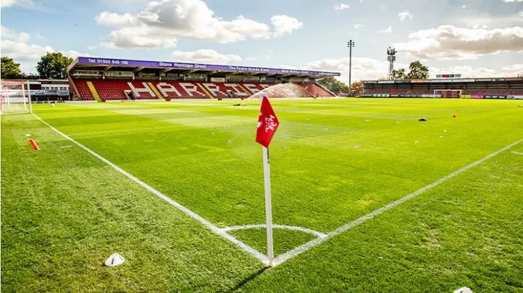 Cột cờ góc trên sân Aggborough, sân nhà của Kidderminster Harriers