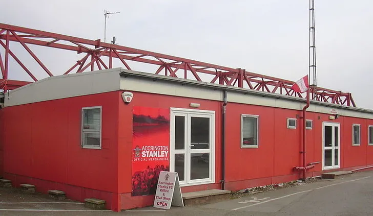Cửa hàng chính thức của câu lạc bộ Accrington Stanley tại sân vận động Crown Ground, trưng bày vật phẩm CLB
