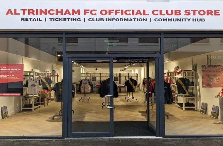 Cửa hàng lưu niệm chính thức của câu lạc bộ Altrincham FC tại sân J Davidson