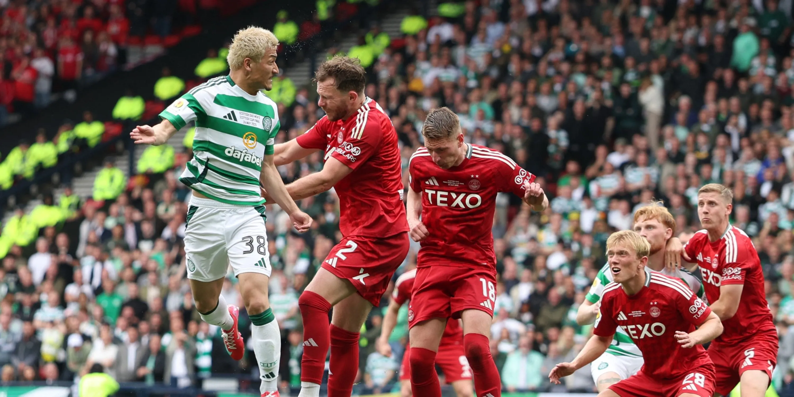 Daizen Maeda ăn mừng bàn thắng trong trận đấu tại Cúp Quốc gia Scotland cho Celtic.