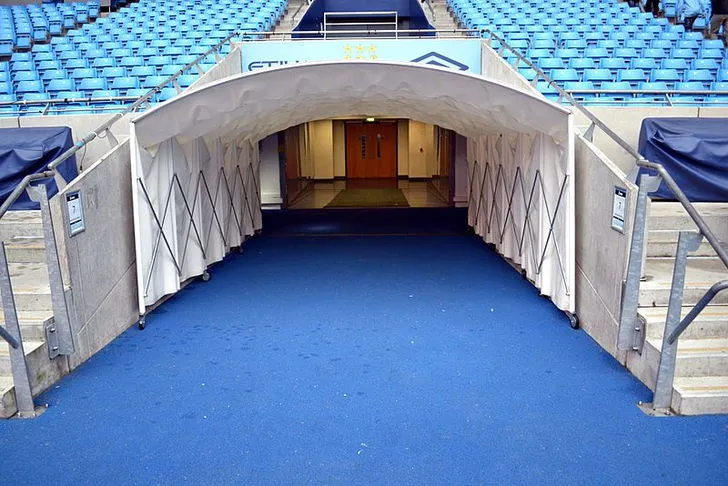 Đường hầm cầu thủ tại Etihad Stadium trước trận đấu