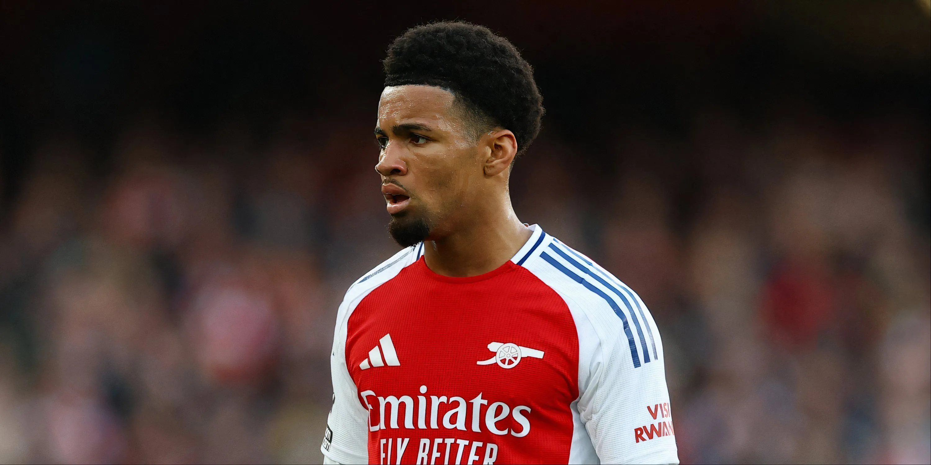Ethan Nwaneri trong màu áo Arsenal thi đấu, hình ảnh cầu thủ trẻ đầy triển vọng