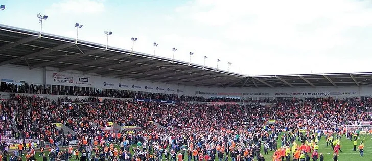 Fans của Blackpool ăn mừng giành vé Play-off năm 2010