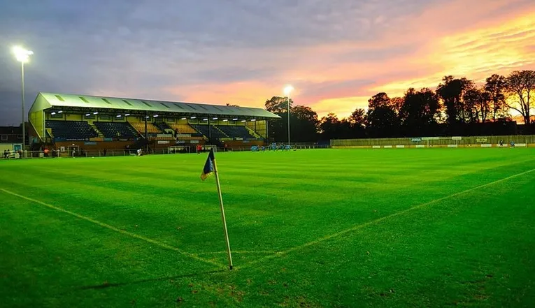 Góc cờ và khung cảnh đêm tại sân The Walks, làm nổi bật không khí trận đấu của King's Lynn Town