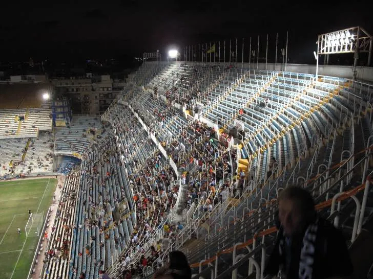 Góc khán đài Mestalla trong ánh đèn đêm
