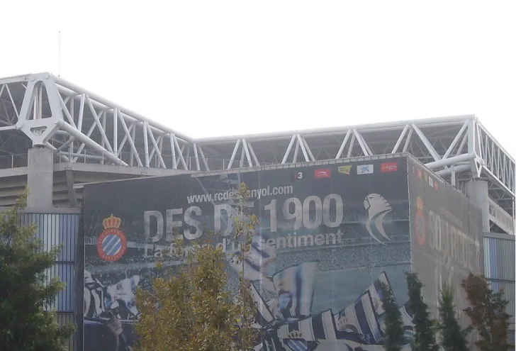 Góc ngoài của sân vận động RCDE Stadium, cho thấy cấu trúc và không gian xung quanh