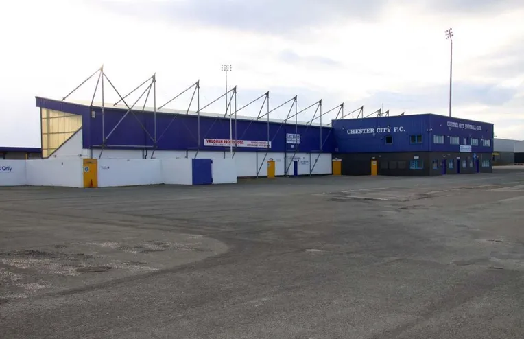 Góc nhìn bên ngoài Sân vận động Deva, kiến trúc đặc trưng của sân nhà Chester FC.