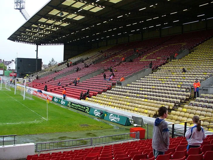 Góc nhìn cận cảnh khán đài Rookery, nơi tập trung các cổ động viên cuồng nhiệt của Watford