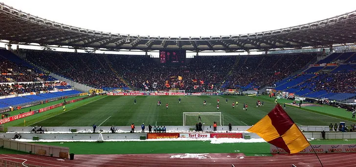Góc nhìn cận cảnh khán đài và khu vực VIP tại Stadio Olimpico trong một trận đấu