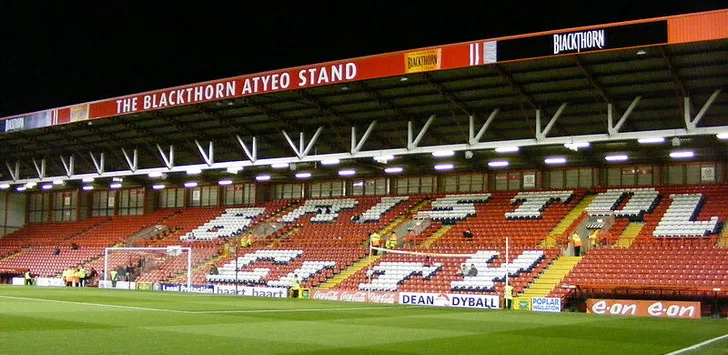 Góc nhìn cận cảnh một khán đài hiện đại tại sân vận động Ashton Gate