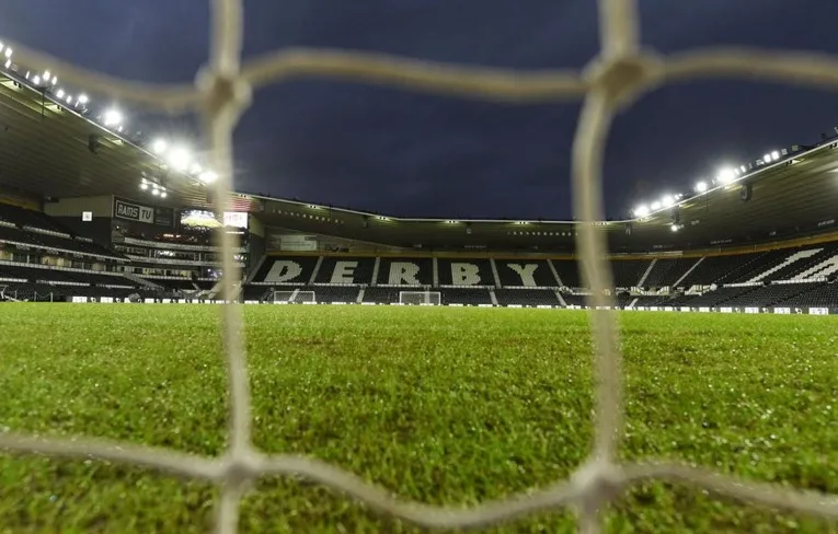 Góc nhìn cận cảnh sân vận động Pride Park qua khung thành