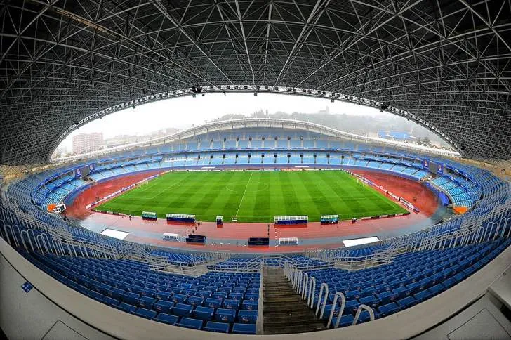 Góc nhìn cận cảnh từ bên trong khán đài của sân Reale Arena