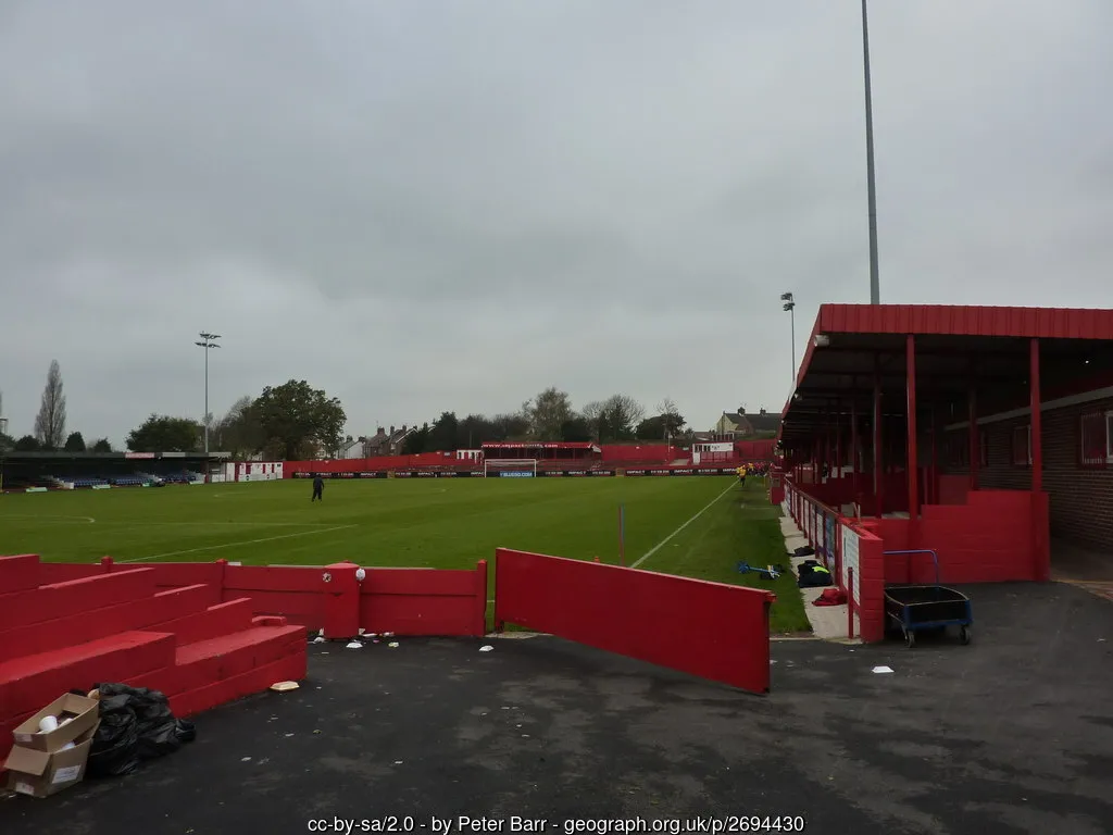Góc nhìn cận cảnh từ đường biên sân vận động Impact Arena của Alfreton Town