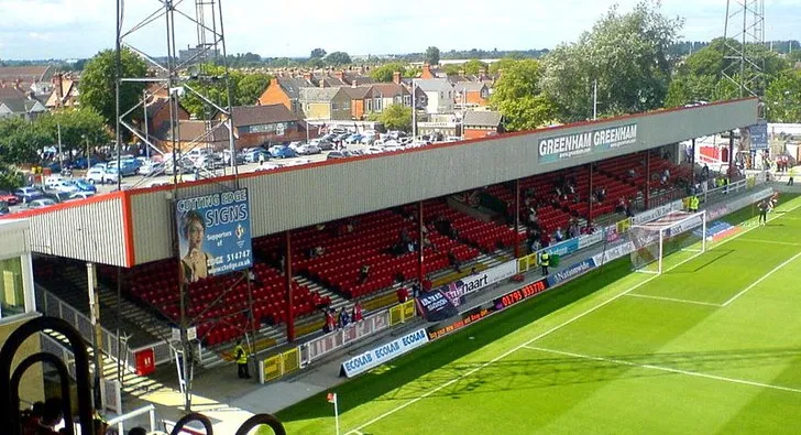 Góc nhìn khán đài Town End tại sân County Ground, khu vực dành cho cổ động viên cuồng nhiệt nhất của Swindon Town.