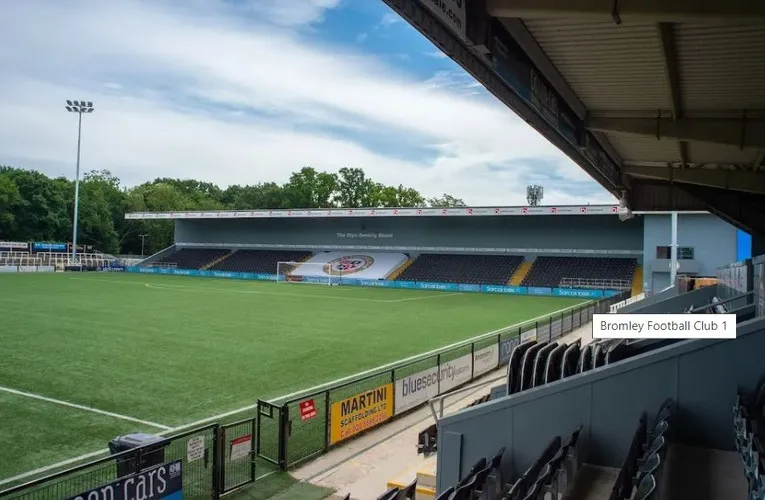 Góc nhìn toàn cảnh sân Hayes Lane từ khán đài, cho thấy trải nghiệm thi đấu tại sân nhà Bromley FC.