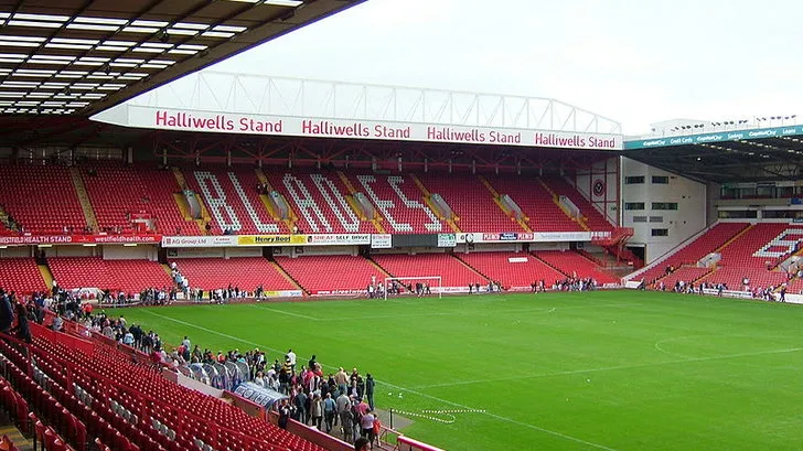 Góc nhìn tổng quan các khán đài bên trong sân Bramall Lane