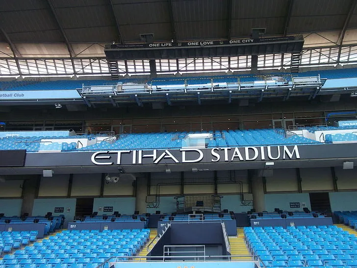 Góc nhìn tổng thể sân Etihad Stadium dưới ánh nắng