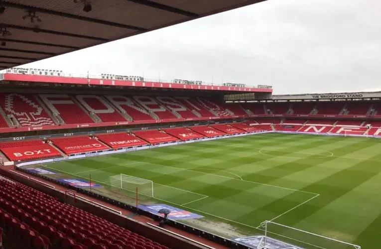Góc nhìn tổng thể sân The City Ground từ khán đài
