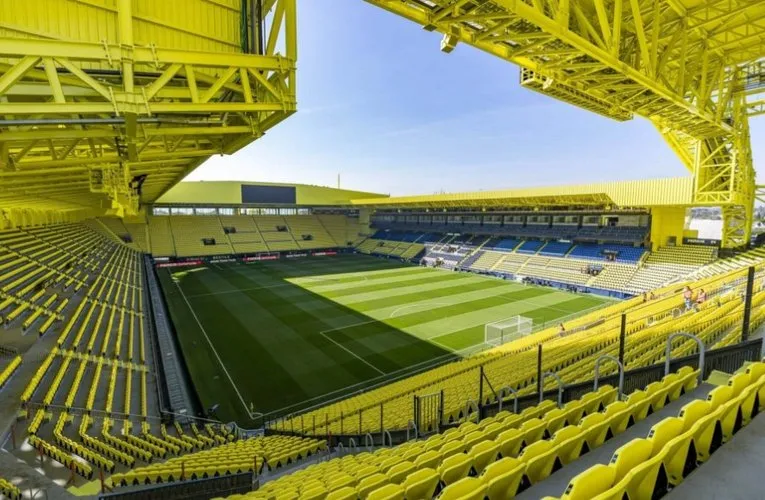 Góc nhìn từ khán đài bên trong sân Estadio de la Cerámica trong một trận đấu La Liga.