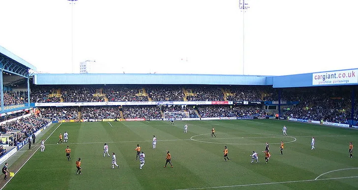 Góc nhìn từ khán đài bên trong sân Loftus Road, mang đến trải nghiệm trực tiếp trận đấu.