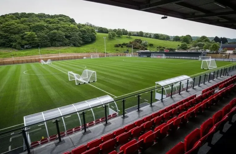 Góc nhìn từ khán đài bên trong sân vận động Flamingo Land Stadium
