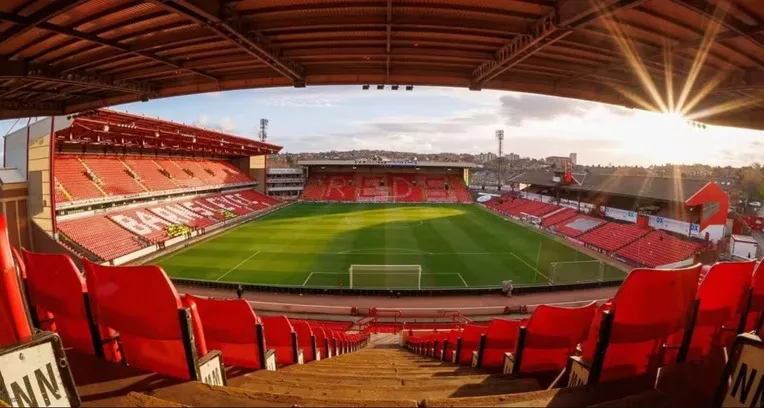 Góc nhìn từ khán đài bên trong sân vận động Oakwell, cho thấy không khí trận đấu và tầm nhìn rõ ràng ra sân.