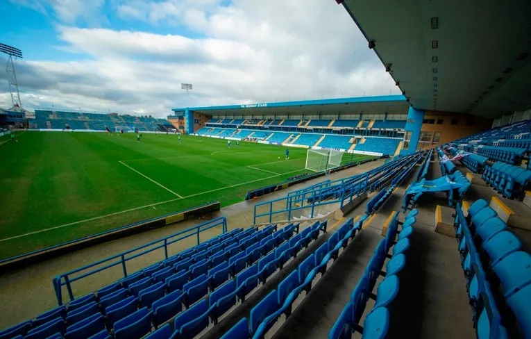 Góc nhìn từ khán đài bên trong sân vận động Priestfield, cho thấy tầm nhìn trận đấu tại sân nhà Gillingham
