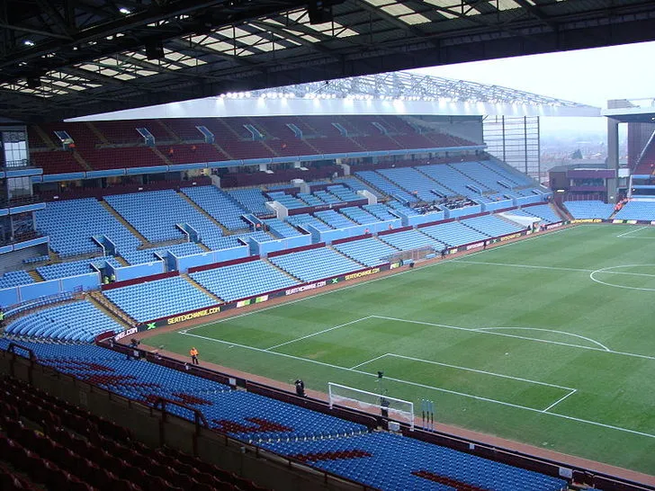 Góc nhìn từ khán đài bên trong sân vận động Villa Park