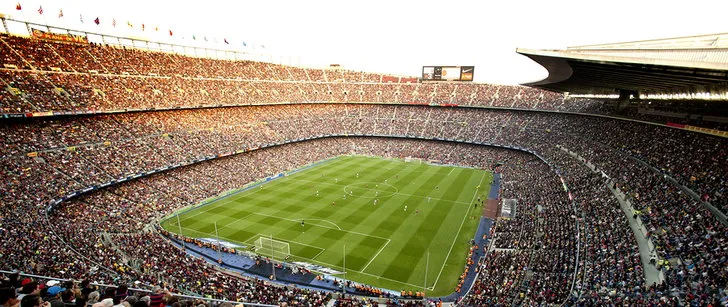 Góc nhìn từ khán đài cao nhất Camp Nou, bao quát toàn bộ sân và các tầng khán giả