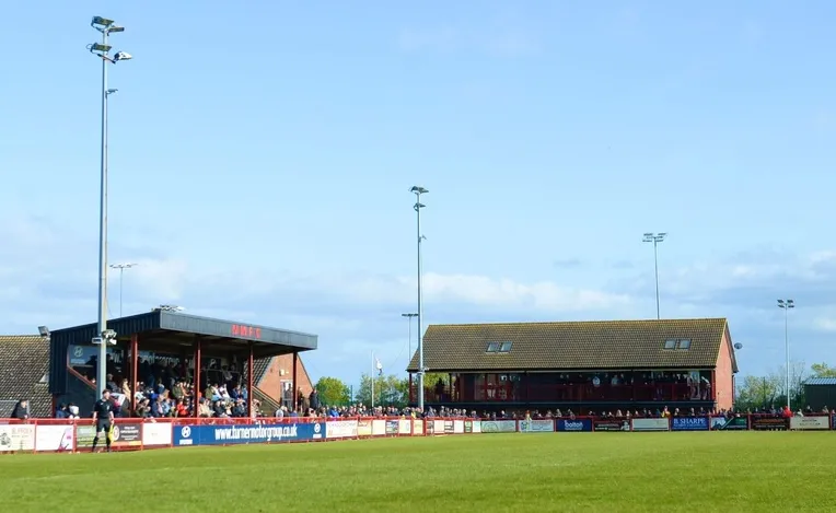 Góc nhìn từ khán đài chính ra mặt sân Bloomfields, nơi diễn ra các trận đấu của Needham Market FC