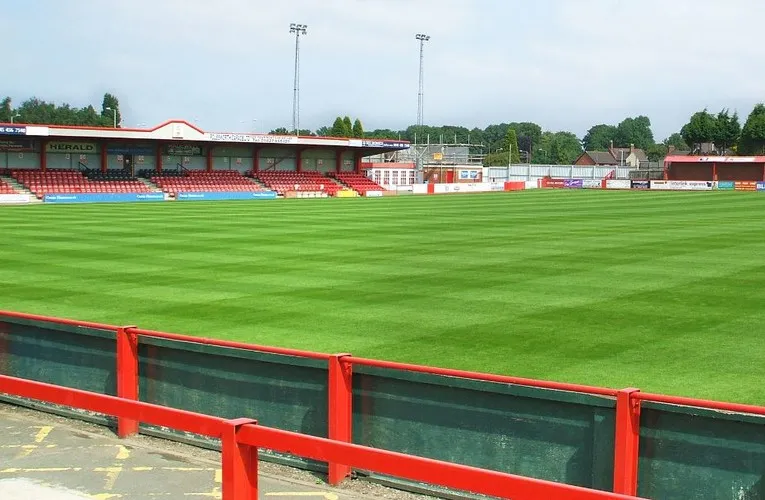 Góc nhìn từ khán đài chính tại sân The Lamb Ground, Tamworth, về phía sân cỏ.