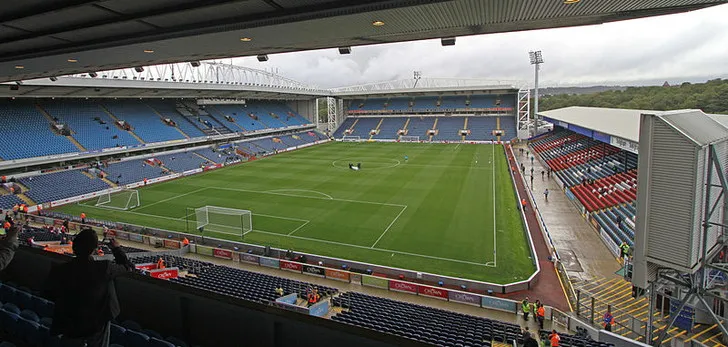 Góc nhìn từ khán đài Ewood Park, sân nhà của Blackburn Rovers