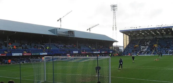 Góc nhìn từ khán đài Fratton Park, bao quát sân đấu và người hâm mộ
