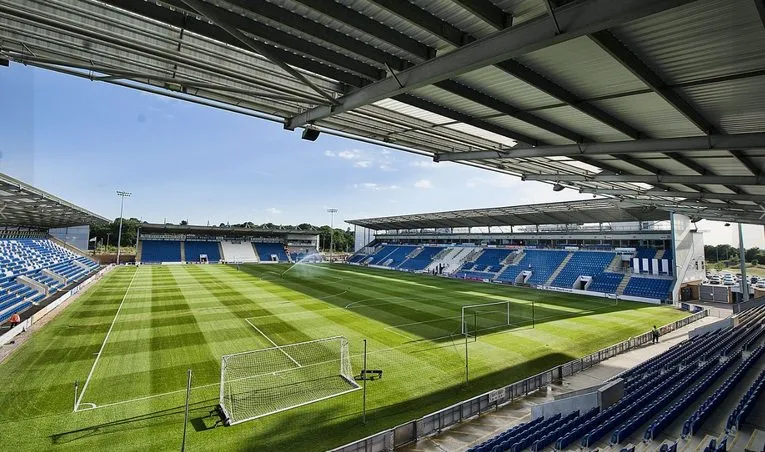 Góc nhìn từ khán đài JobServe Community Stadium, sân bóng Colchester