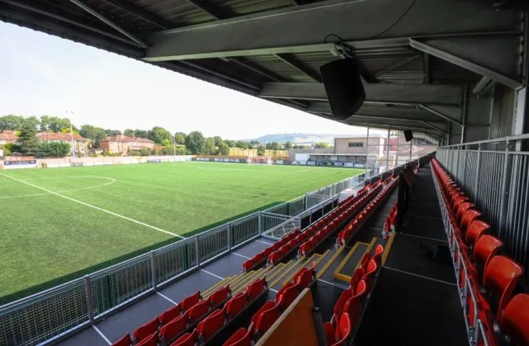 Góc nhìn từ khán đài sân Meadowbank, mái che chính sân nhà Dorking Wanderers
