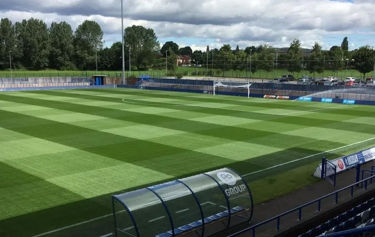 Góc nhìn từ khán đài tại Sân Tameside Ashton
