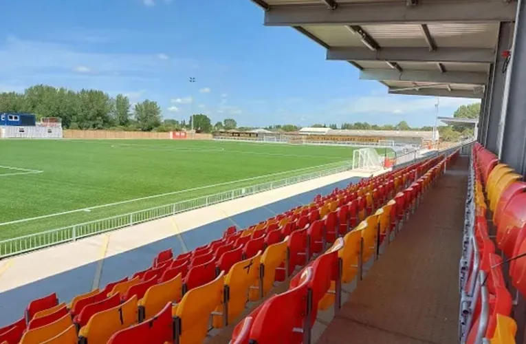 Góc nhìn từ khán đài về phía sân cỏ Meadow Park Gloucester