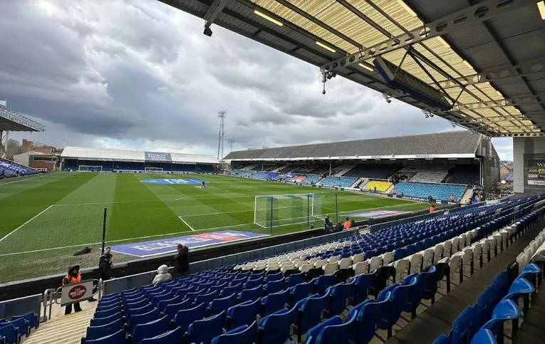 Góc nhìn từ khán đài xuống sân bóng đá Weston Homes London Road, nơi diễn ra các trận đấu của Peterborough United