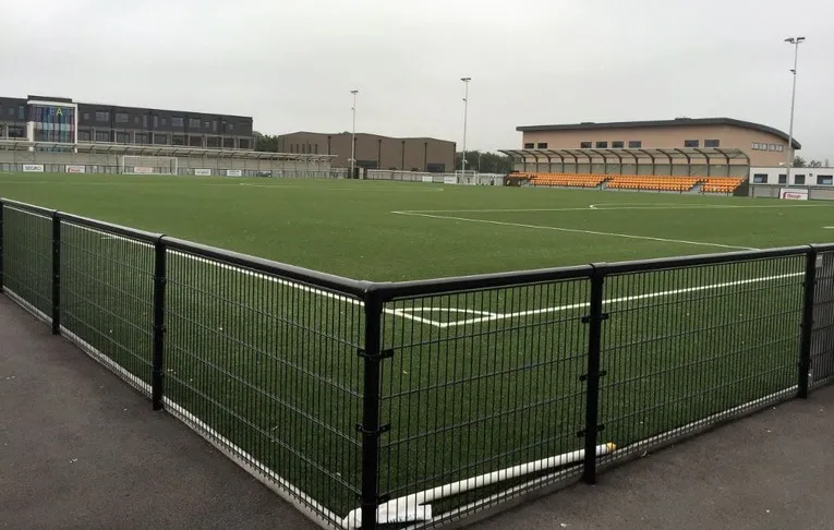 Góc nhìn từ khán đài xuống sân cỏ 3G đạt chuẩn FIFA tại Arbour Park, sân nhà của Slough Town FC
