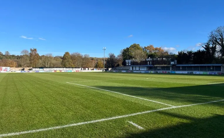 Góc nhìn từ khán đài xuống sân cỏ The Meadow của Chesham United