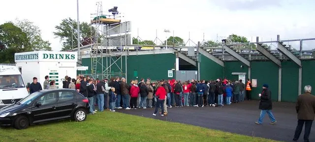 Góc nhìn từ khu vực cổ động viên khách (Away End) tại khán đài Radio Cabs Stand của Huish Park