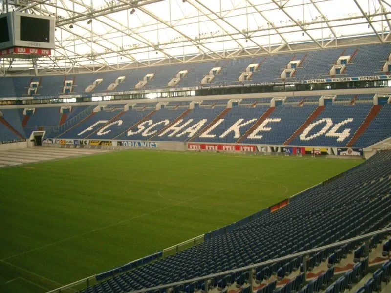 Góc nhìn từ một khán đài Veltins-Arena, thể hiện thiết kế chỗ ngồi hiện đại.