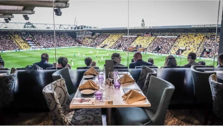 Góc nhìn từ một phòng khách VIP tại sân Vicarage Road, thể hiện tiện nghi hiện đại