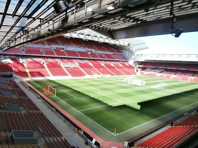 Góc nhìn từ phòng điều khiển ra nội thất sân Anfield