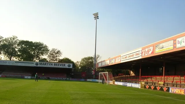 Góc nhìn từ sân cỏ ra khán đài chính của Bootham Crescent, sân vận động lịch sử tại York, Anh