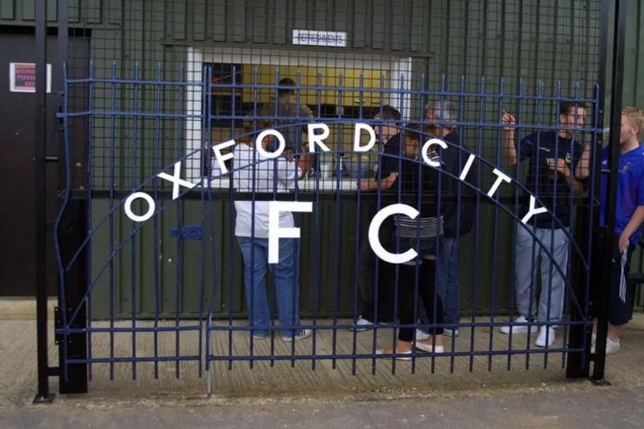 Hàng rào sân vận động Oxford City FC, tái hiện cổng cũ sân Whitehouse Ground