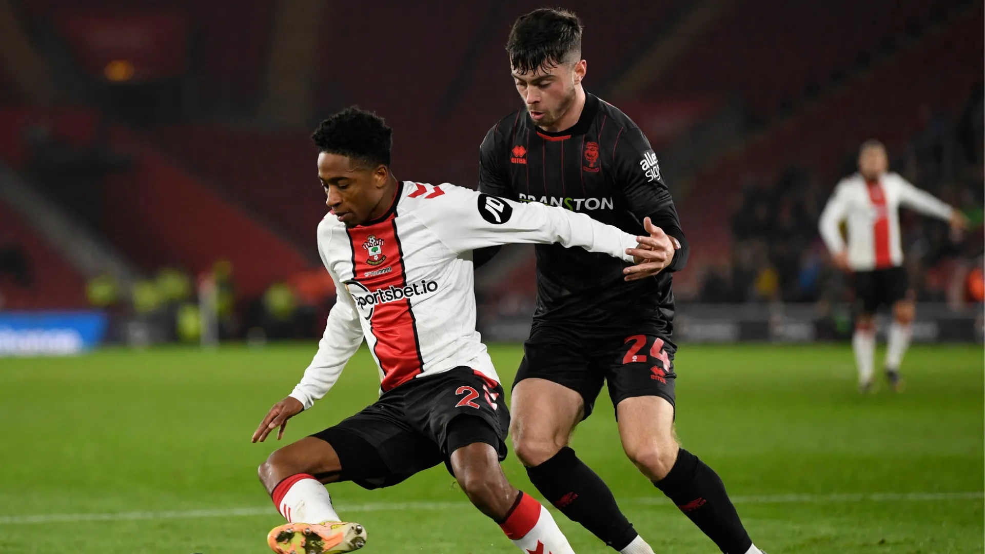 Hậu vệ Sean Roughan đã rời Lincoln City chuyển đến Huddersfield Town.