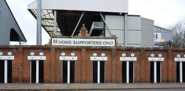 Hệ thống cửa soát vé (turnstiles) cổ kính tại lối vào sân vận động Craven Cottage, biểu tượng của sự lâu đời của sân nhà Fulham.
