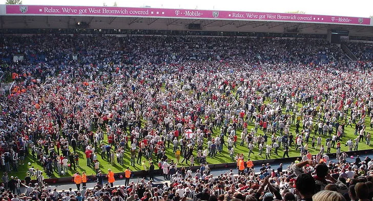 Hình ảnh đám đông người hâm mộ West Brom ăn mừng sau sự kiện &quot;The Great Escape&quot; lịch sử tại The Hawthorns.