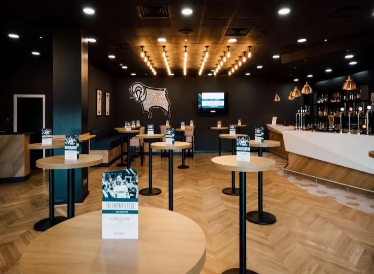 Hình ảnh khu vực Hospitality tại sân vận động Pride Park, thể hiện sự sang trọng và tiện nghi